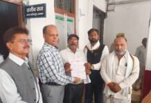 किसानों ने खाद की समस्या को लेकर डीएम को सौंपा ज्ञापन