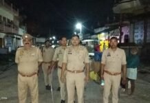 पश्चिम शरीरा थाना अध्यक्ष त्रिलोकी नाथ पांडे ने आसाढा तिराहे में किया पैदल गस्त दिलाया सुरक्षा का भरोसा