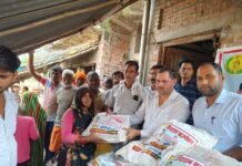 सियाराम फाउंडेशन ने फिर बढ़ाया मदद का हाथ बाढ़ पीड़ितों को राशन किट वितरित कर बांटी पीड़ा, इलाज में भी देगा सहयोग