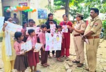 थाने का भ्रमण कर छात्राओं ने जानी पुलिस की कार्यप्रणाली