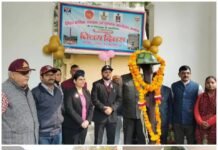 विजय दिवस पर जिलाधिकारी ने शहीद स्मारक पर पुष्पचक्र अर्पित कर पूर्व सैनिकों का सम्मान किया, दो मिनट का मौन रखकर वीरों को नमन किया