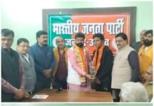 भाजपा कार्यालय में मतदाता पुनरीक्षण व ‘मन की बात’ को लेकर हुई अहम बैठक आयुष मंत्री दयाशंकर मिश्र ‘दयालु’ ने नव-मतदाताओं को पहनाया सम्मान पटका