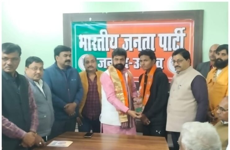 भाजपा कार्यालय में मतदाता पुनरीक्षण व ‘मन की बात’ को लेकर हुई अहम बैठक आयुष मंत्री दयाशंकर मिश्र ‘दयालु’ ने नव-मतदाताओं को पहनाया सम्मान पटका