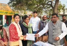 एस.आई.आर. अभियान के तहत मतदाता सूची पुनरीक्षण, विधायक अनिल सिंह रहे मौजूद अनुज कुमार वर्मा ब्यूरो सिद्धि टुडे, उन्नाव बूथ संख्या 365, प्राथमिक विद्यालय कंचनपुर, असोहा में एस.आई.आर. (स्पेशल इंटेंसिव रिवीजन) अभियान के अंतर्गत मतदाता सूची पुनरीक्षण कार्यक्रम का आयोजन किया गया। कार्यक्रम में पुरवा विधायक अनिल सिंह की गरिमामयी उपस्थिति रही। इस अभियान का उद्देश्य प्रत्येक पात्र नागरिक का नाम मतदाता सूची में सुनिश्चित करना है, जिससे लोकतंत्र और अधिक सशक्त, निष्पक्ष और सहभागी बन सके। कार्यक्रम के दौरान मतदाता पंजीकरण, नाम संशोधन एवं अद्यतन से संबंधित कार्य किए गए। बी.एल.ओ. स्वाति मिश्रा ने उपस्थित नागरिकों को पुनरीक्षण प्रक्रिया की जानकारी देते हुए समय पर आवश्यक दस्तावेज उपलब्ध कराने की अपील की। वहीं भाजपा बूथ अध्यक्ष अमित कुमार सिंह सहित अन्य सम्मानितजनों ने अभियान को सफल बनाने में सहयोग किया। विधायक अनिल सिंह ने कहा कि मतदाता सूची की शुद्धता लोकतंत्र की मजबूत नींव है और प्रत्येक पात्र नागरिक का मतदान अधिकार सुनिश्चित करना हम सभी की जिम्मेदारी है। कार्यक्रम में स्थानीय लोगों की सक्रिय सहभागिता देखने को मिली।