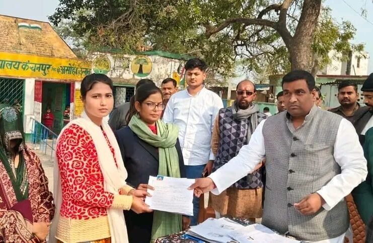 एस.आई.आर. अभियान के तहत मतदाता सूची पुनरीक्षण, विधायक अनिल सिंह रहे मौजूद अनुज कुमार वर्मा ब्यूरो सिद्धि टुडे, उन्नाव बूथ संख्या 365, प्राथमिक विद्यालय कंचनपुर, असोहा में एस.आई.आर. (स्पेशल इंटेंसिव रिवीजन) अभियान के अंतर्गत मतदाता सूची पुनरीक्षण कार्यक्रम का आयोजन किया गया। कार्यक्रम में पुरवा विधायक अनिल सिंह की गरिमामयी उपस्थिति रही। इस अभियान का उद्देश्य प्रत्येक पात्र नागरिक का नाम मतदाता सूची में सुनिश्चित करना है, जिससे लोकतंत्र और अधिक सशक्त, निष्पक्ष और सहभागी बन सके। कार्यक्रम के दौरान मतदाता पंजीकरण, नाम संशोधन एवं अद्यतन से संबंधित कार्य किए गए। बी.एल.ओ. स्वाति मिश्रा ने उपस्थित नागरिकों को पुनरीक्षण प्रक्रिया की जानकारी देते हुए समय पर आवश्यक दस्तावेज उपलब्ध कराने की अपील की। वहीं भाजपा बूथ अध्यक्ष अमित कुमार सिंह सहित अन्य सम्मानितजनों ने अभियान को सफल बनाने में सहयोग किया। विधायक अनिल सिंह ने कहा कि मतदाता सूची की शुद्धता लोकतंत्र की मजबूत नींव है और प्रत्येक पात्र नागरिक का मतदान अधिकार सुनिश्चित करना हम सभी की जिम्मेदारी है। कार्यक्रम में स्थानीय लोगों की सक्रिय सहभागिता देखने को मिली।