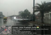 इतने दिन से लापरवाही क्यों? डिवाइडर पर लगे यूनिक पोल की सुध लेने वाला कोई नहीं