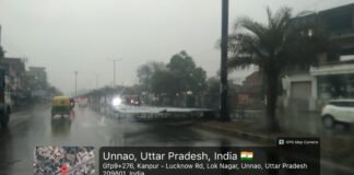 इतने दिन से लापरवाही क्यों? डिवाइडर पर लगे यूनिक पोल की सुध लेने वाला कोई नहीं