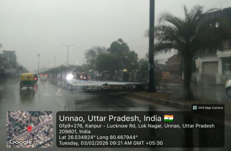 इतने दिन से लापरवाही क्यों? डिवाइडर पर लगे यूनिक पोल की सुध लेने वाला कोई नहीं