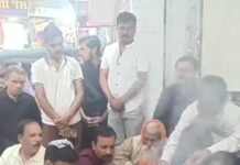 उन्नाव में झंडेश्वर मंदिर पर टीम इंडिया की जीत के लिए हवन–पूजन, पास ही होली मिलन समारोह में फूलों की होली; विधायक पंकज गुप्ता व भाजपा जिलाध्यक्ष अनुराग अवस्थी रहे मौजूद