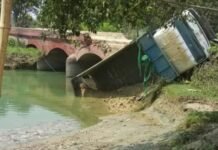 उन्नाव के रुपऊ गडार नहर पुलिया में मिट्टी से भरा डंपर गिरा, पुलिया क्षतिग्रस्त होने से ग्रामीणों में आक्रोश; अवैध खनन की आशंका