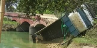उन्नाव के रुपऊ गडार नहर पुलिया में मिट्टी से भरा डंपर गिरा, पुलिया क्षतिग्रस्त होने से ग्रामीणों में आक्रोश; अवैध खनन की आशंका