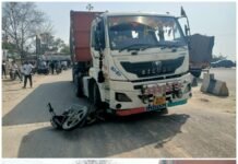 तेज रफ्तार ट्रक की टक्कर से बाइक सवार गंभीर, हादसे में पैर कटा