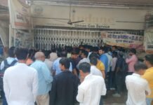 सिलेंडर उपलब्ध होने के दावे के बीच एजेंसी पर उमड़ी भीड़, प्रशासनिक आदेशों पर उठे सवाल