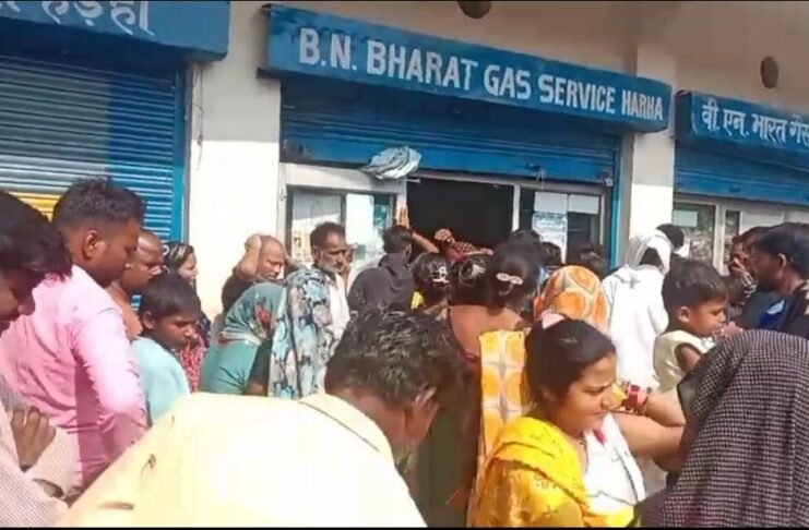 अचलगंज गैस एजेंसी में कर्मचारियों की बदतमीजी से महिलाएं परेशान, बढ़ा आक्रोश