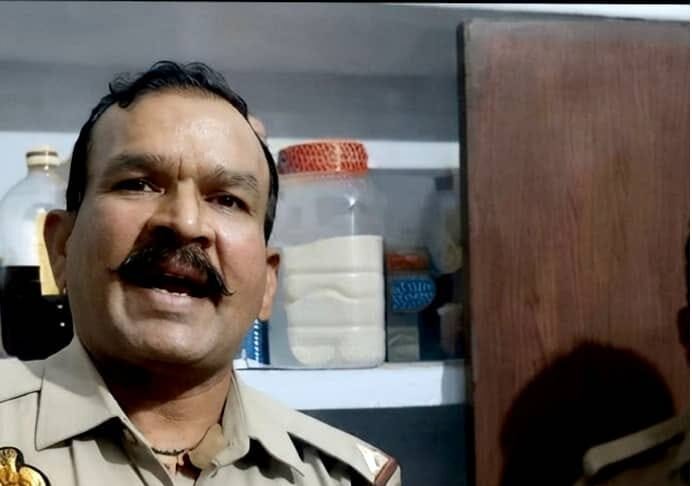 उन्नाव में दरोगा पर 20 हजार रुपये मांगने और महिला से मारपीट का आरोप, सास का मोबाइल तोड़ने का भी दावा गंगाघाट कोतवाली के दरोगा विद्यासागर शुक्ला पर गंभीर आरोप; दहेज उत्पीड़न के मुकदमे में समझौते के दबाव का दावा, वीडियो सामने आने के बाद जांच के निर्देश