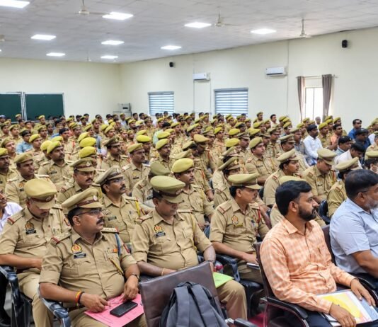 उन्नाव में PET परीक्षा को लेकर प्रशासन अलर्ट, गड़बड़ी करने पर दर्ज होगी FIR 13 परीक्षा केंद्रों पर CCTV से होगी निगरानी, 25 और 30 अक्टूबर व 1 नवंबर को दो पालियों में परीक्षा; 27,616 अभ्यर्थी होंगे शामिल