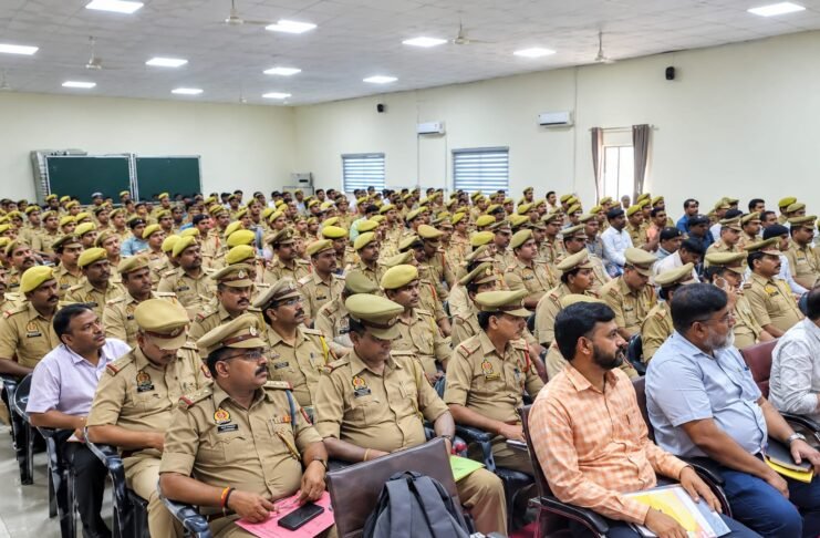 उन्नाव में PET परीक्षा को लेकर प्रशासन अलर्ट, गड़बड़ी करने पर दर्ज होगी FIR 13 परीक्षा केंद्रों पर CCTV से होगी निगरानी, 25 और 30 अक्टूबर व 1 नवंबर को दो पालियों में परीक्षा; 27,616 अभ्यर्थी होंगे शामिल
